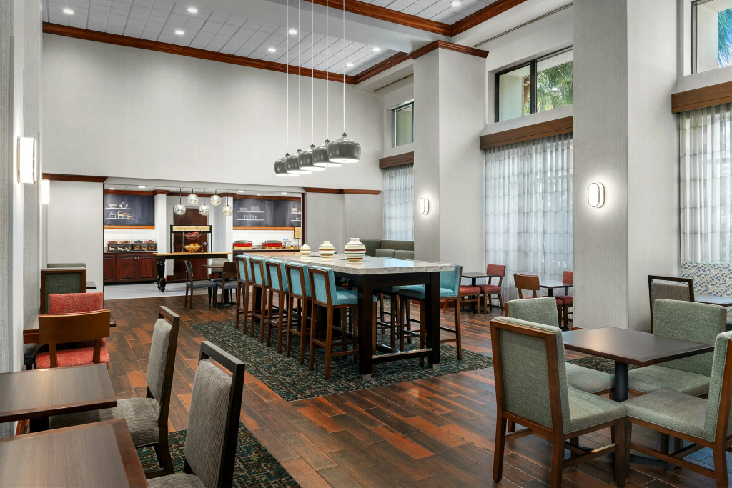 Hampton Inn & Suites at Lake Mary Colonial Townpark