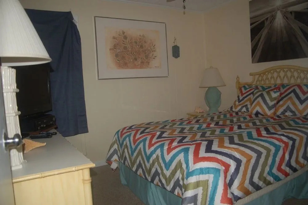 1068-201 Crescent Beach Villas - 2 Br Condo