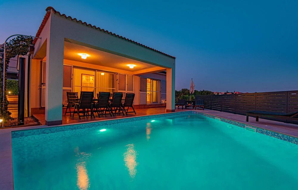 4 Bedroom Stunning Home In Brodarica