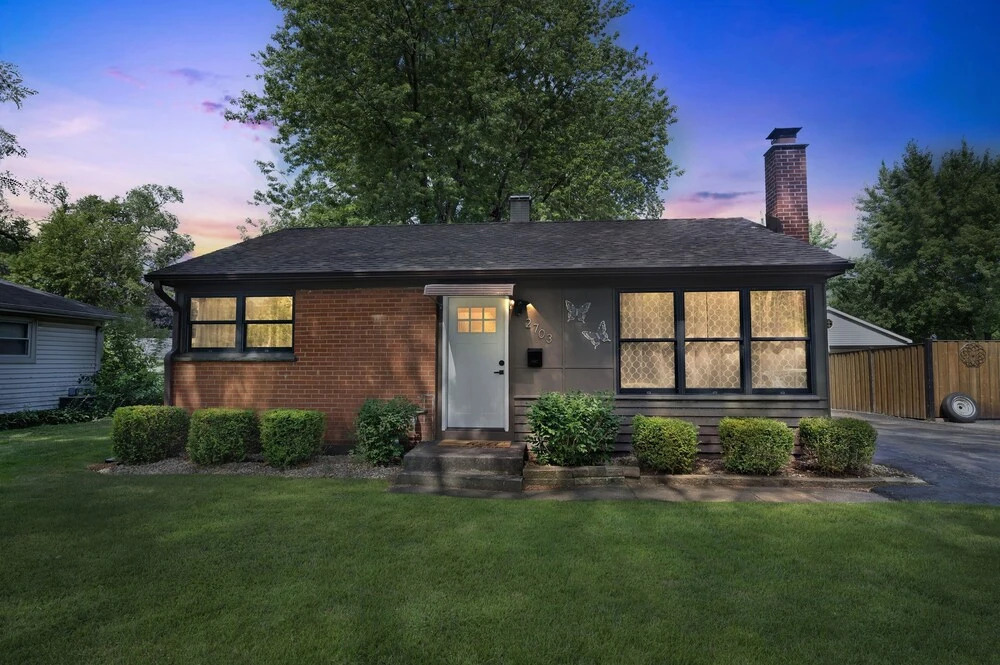 Modern Luxury Amenities Near Woodfield Mall 2 Bedroom Home by RedAwning