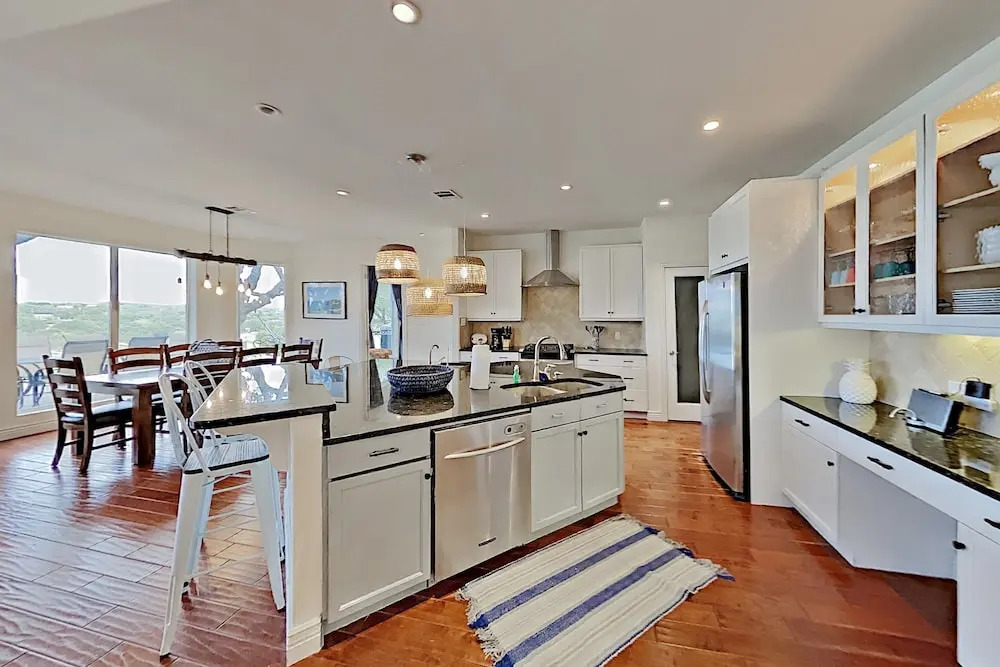 4BR 3BA Spicewood House with Impressive Views by RedAwning