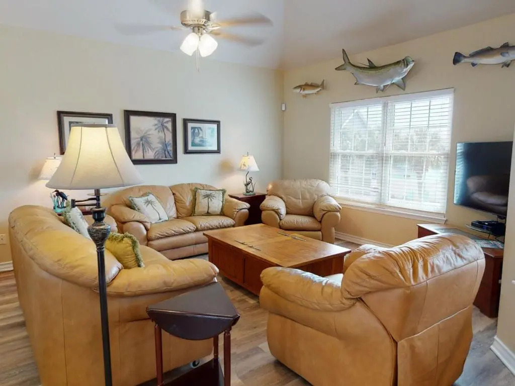 FH4 Charming 3 Bedroom Condo, Near Beach, Shared Pool