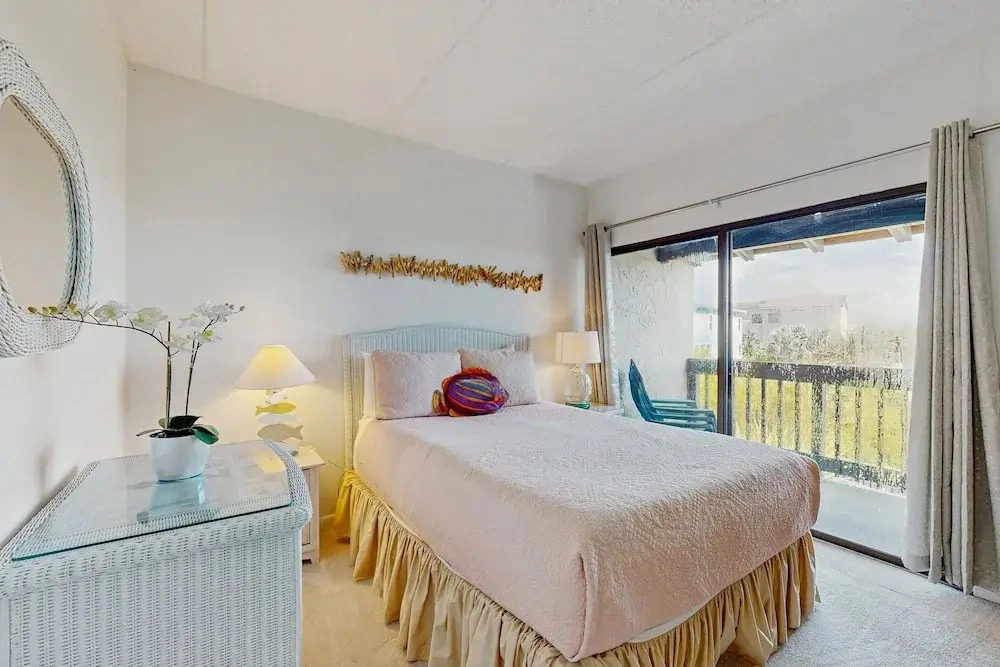 Oceanview Condo With Beach Access, Pool, Tennis Courts and Private Patio