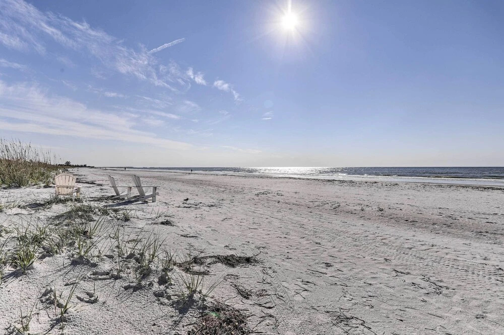 St Pete Beach Getaway - Walk to the Ocean!