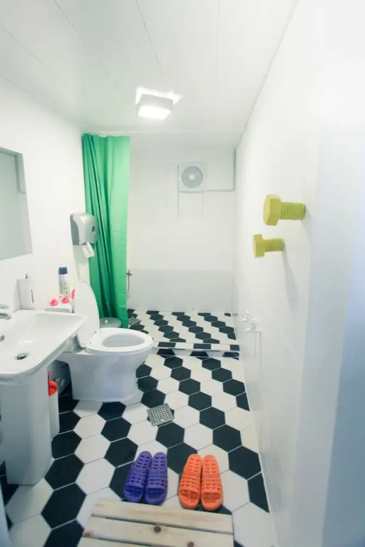Travelholic Guesthouse - Hostel