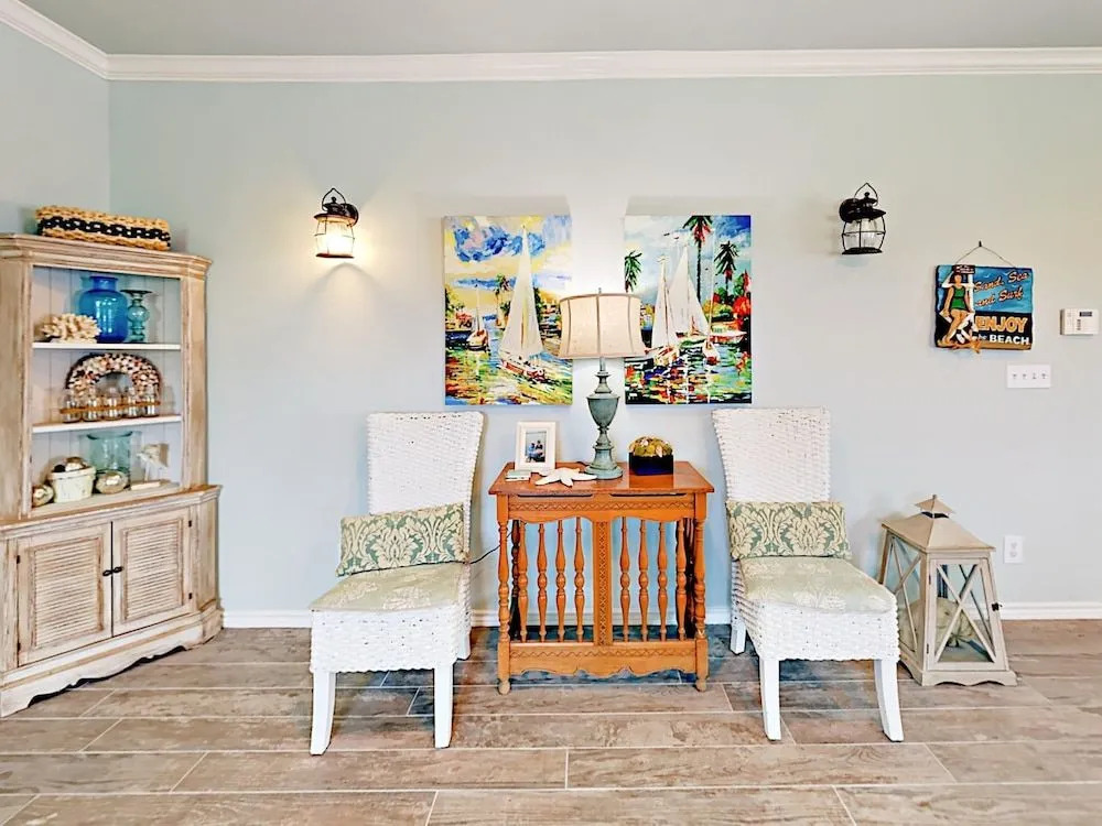 3BR Townhome with Tower Views by RedAwning
