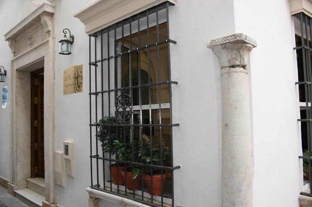 Sevilla Embassy All i-n eed