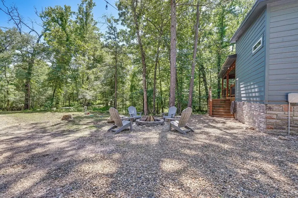 Creekside Cabin w/ Views & Hot Tub in Broken Bow