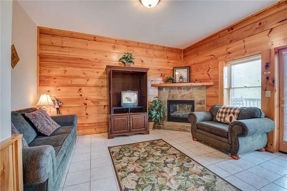 Bear Hyde 3 Bedroom Home with Hot Tub
