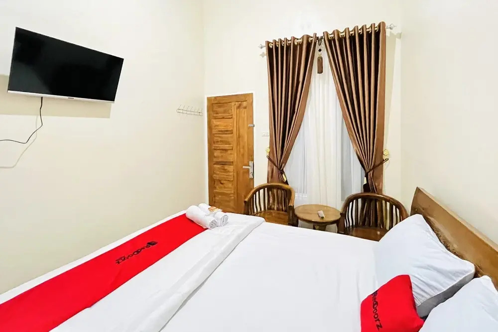 RedDoorz @ Gunari Guest House Merek Karo
