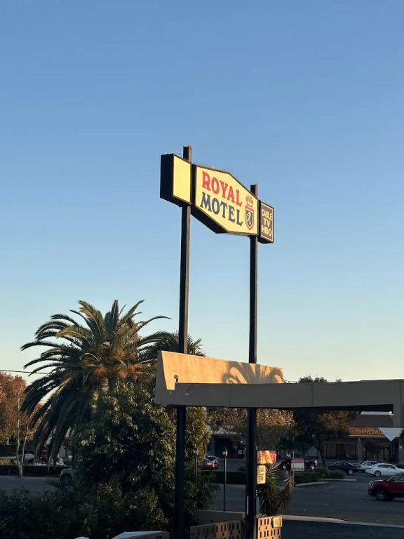 ROYAL MOTEL TRACY