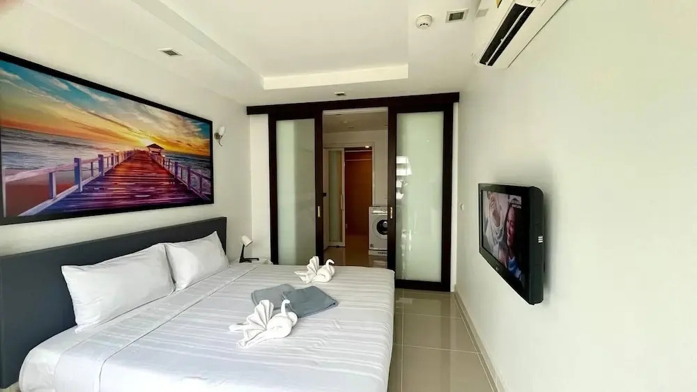 6-32 - 1 Bdr Condo With Balcony and Shared Pool