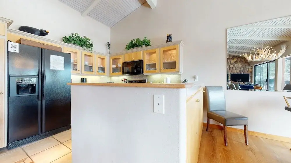 Mammoth West 137 Updated Deluxe Condo, Just A Short Walk to Canyon Lodge by RedAwning