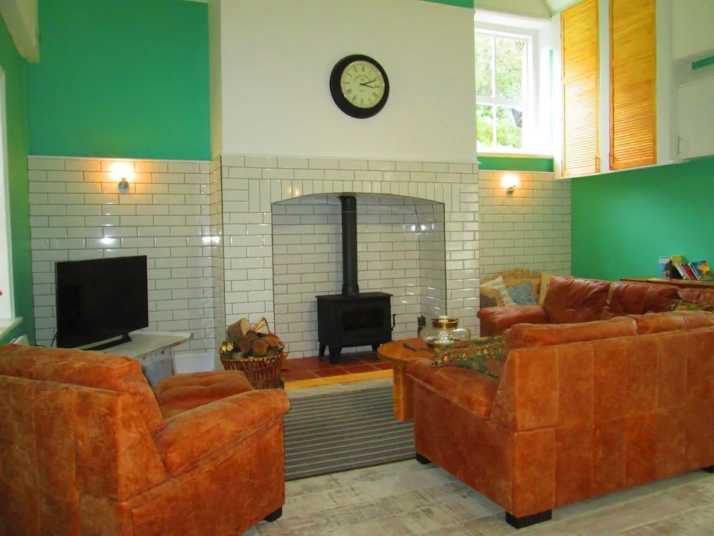 The Old Kitchens - Dog-Friendly Coastal Cottage, Isle of Wight, Near The Needles