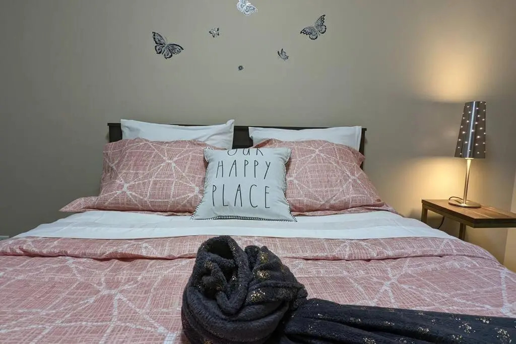 Exquisite And Modern Executive Suite With Parking