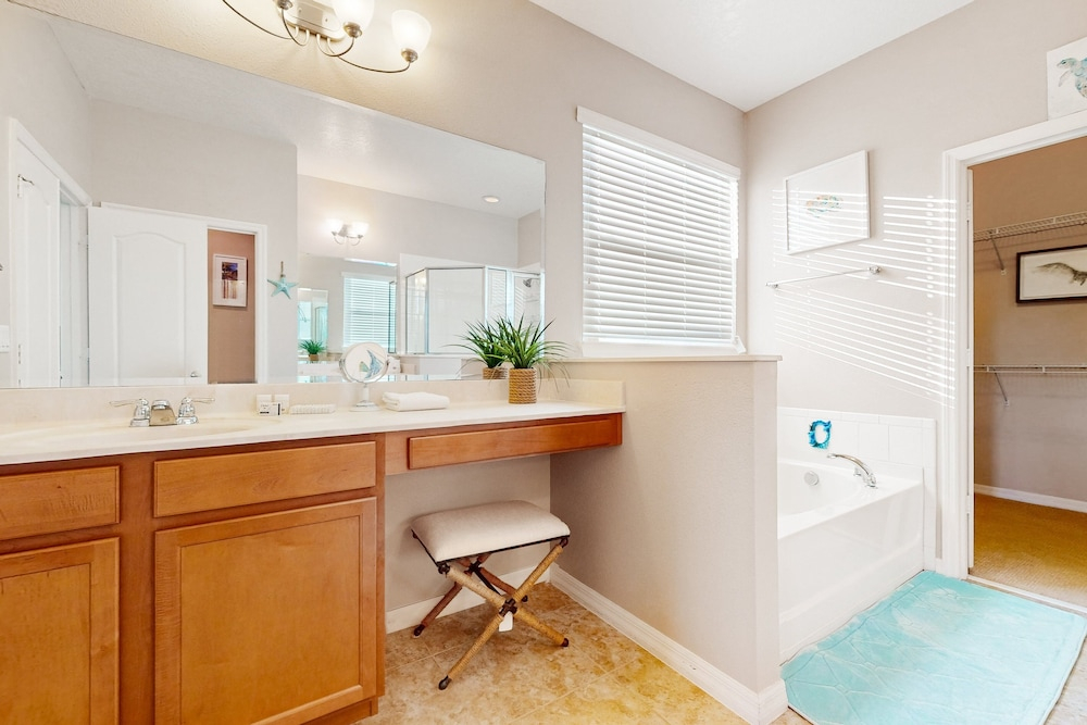 Stunning Getaway With Games & Clubhouse Amenities - Near Parks