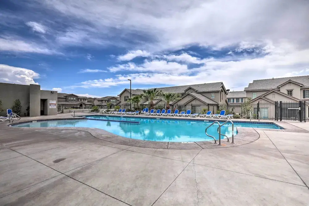 'blue Sky Get-a-way' Townhome w/ Patio, Grill