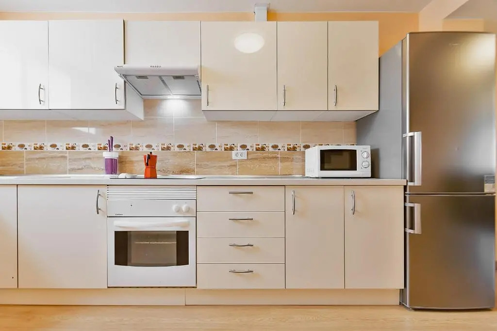 YELLOW 3 bedroom large apartment for 10 guests