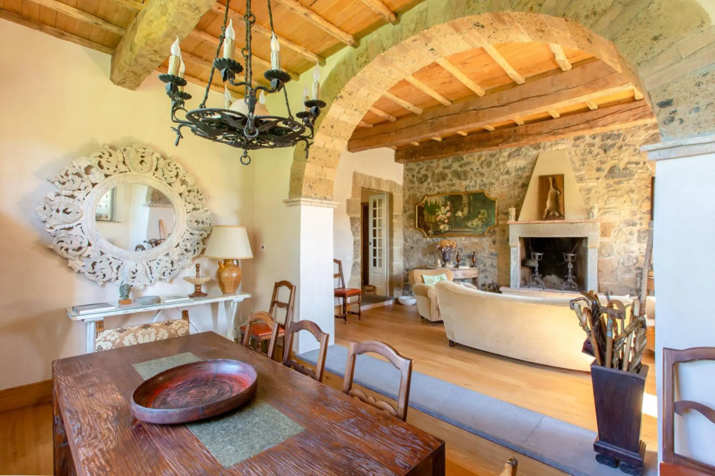 From the moment you enter the gates of the majestic driveway to the villa until you arrive at this b-La Colonica