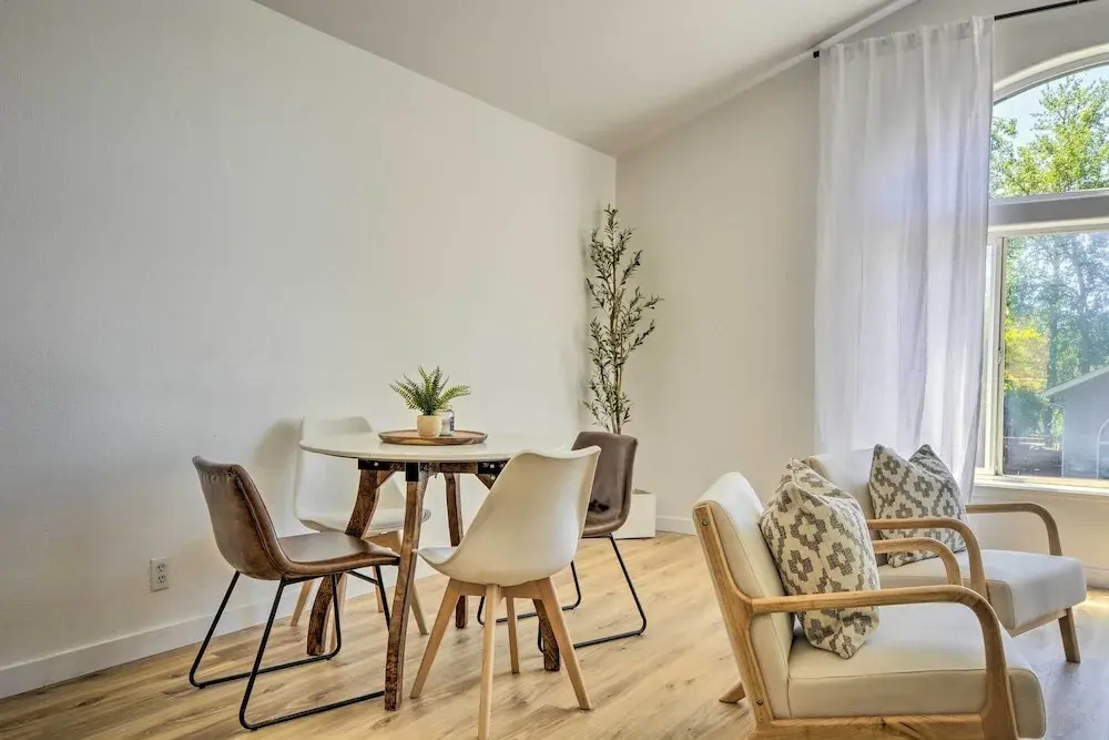 Close to Parks & Brews: Sunny Grants Pass Apt!