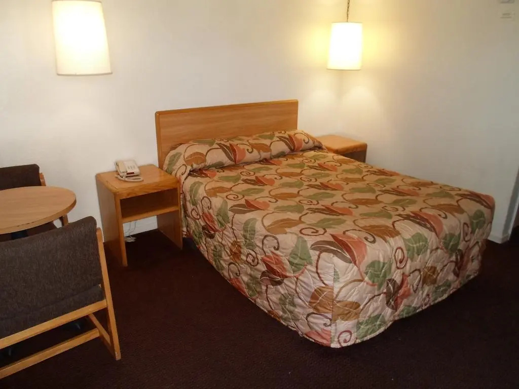 EZ 8 Motel Newark