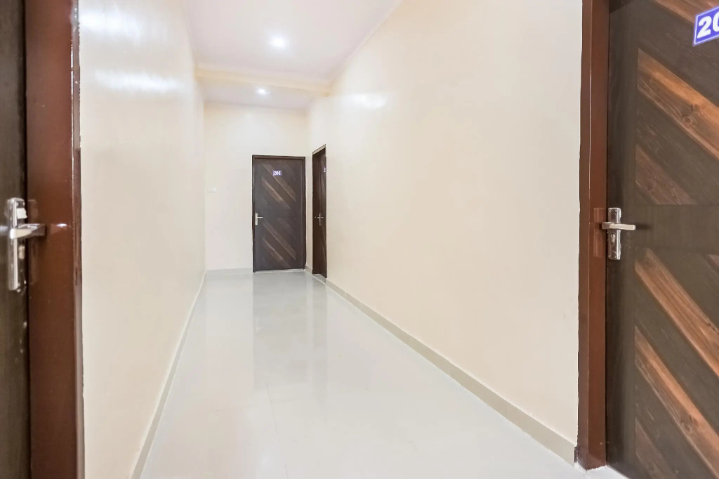 OYO 69561 Dezire Residency