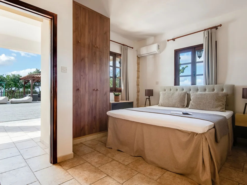 Spacious 7-bdr Villa With Pool & Sea View