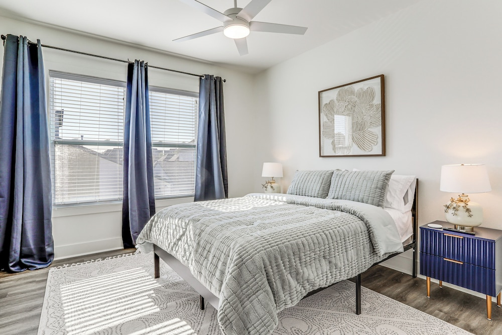 Modern 3BR Retreat - Near Bluebonnet & Hospitals