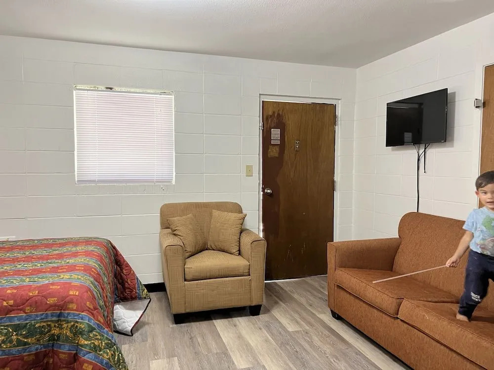 Driftwood Inn and Lodge by the lake