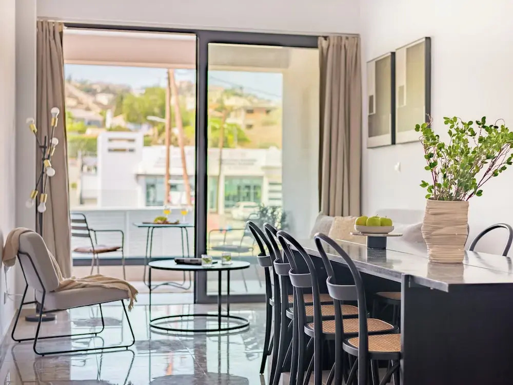 Sanders River Plaza - Chic 2 Bedroom Apartment