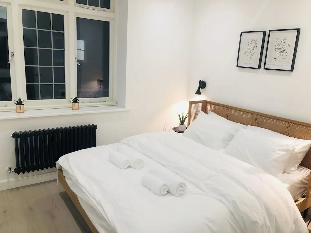 Perfect Holiday Escape - 1 and 2 Bedroom Deluxe Apartments at Liverpool Street