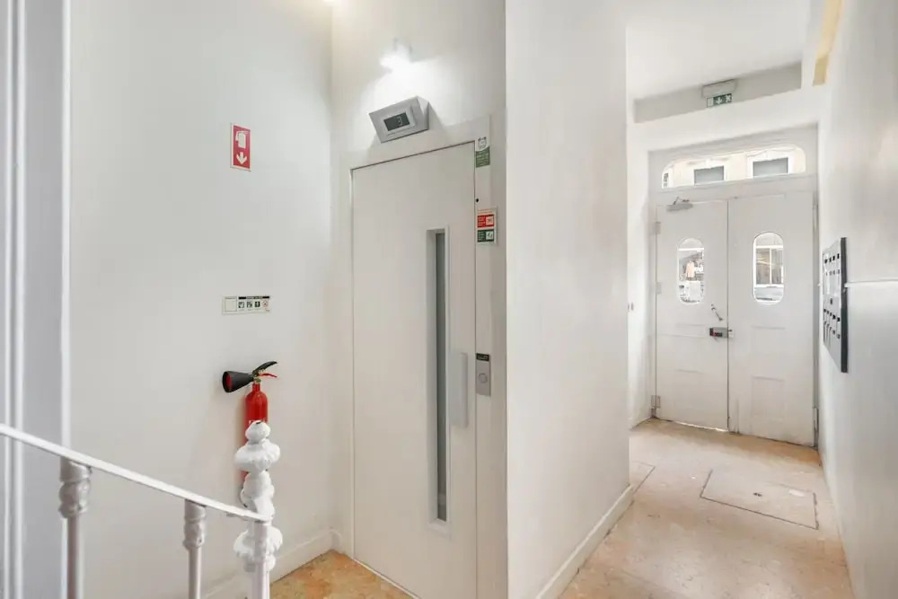 Luxury Stay In Prime Location W/ Ac, Lift & Private Patio