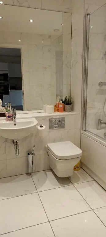 whats she want-- 2beds 2bath apartment