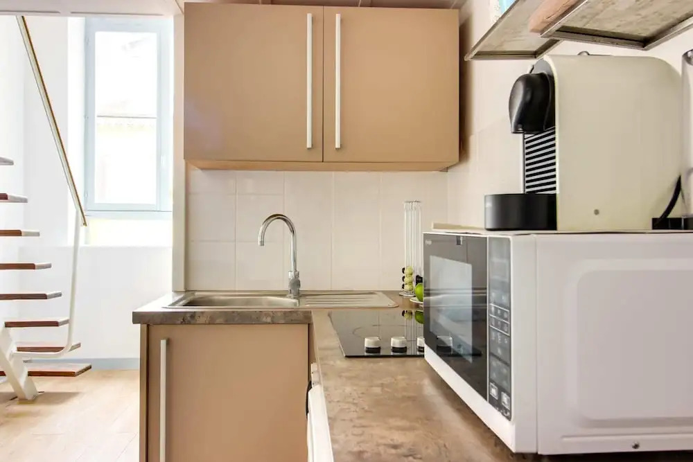 Beautiful Flat Fits 2 in Jules Ferry