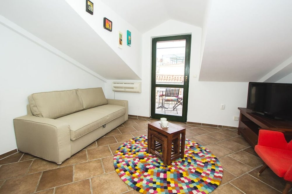 Jerry & Olis Apartments