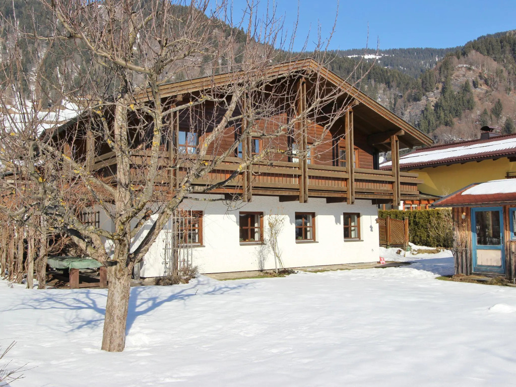 Quaint Mansion near ski bus in Goldegg