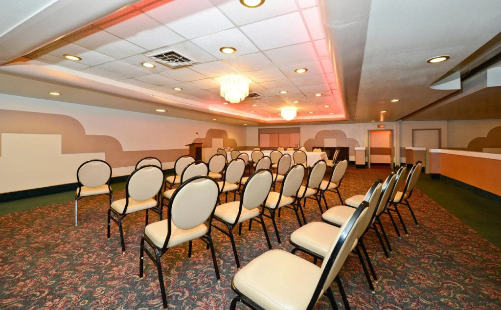 Howard Johnson by Wyndham Saint Joseph Benton Harbor