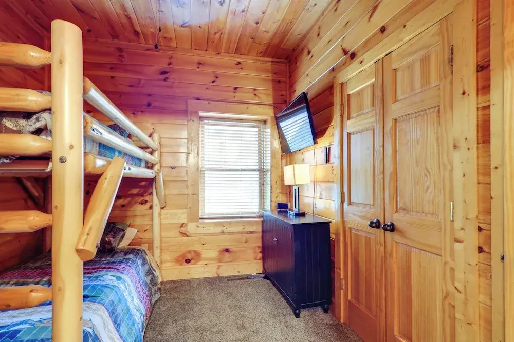 5 Mi to Dtwn: Cabin w/ Hot Tub in Pigeon Forge!