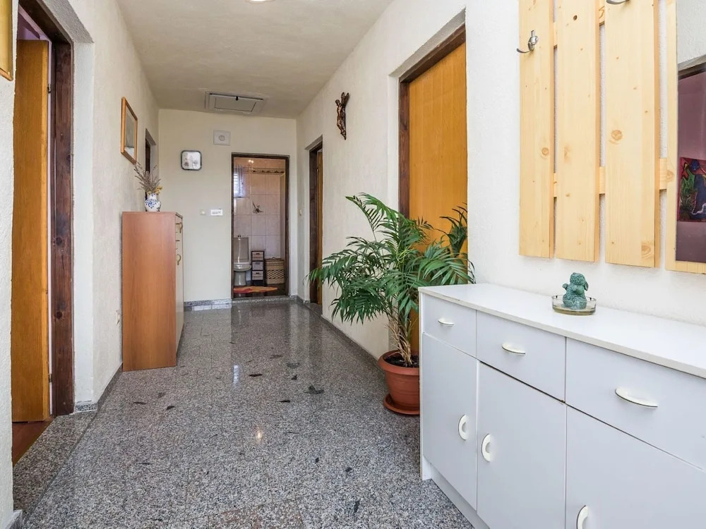 Vibrant Apartment in Vir near Sea