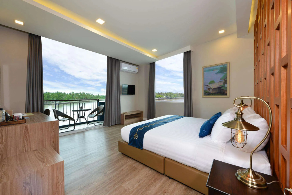 Amphawa Riverfront Hotel