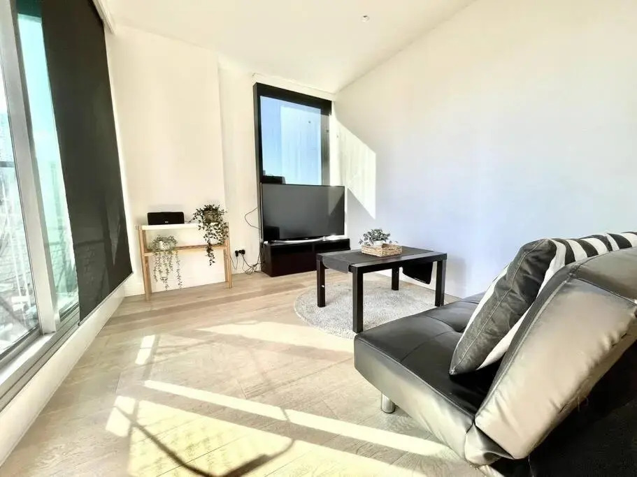 1 Bedroom Modern Apartment Near Crown and CBD