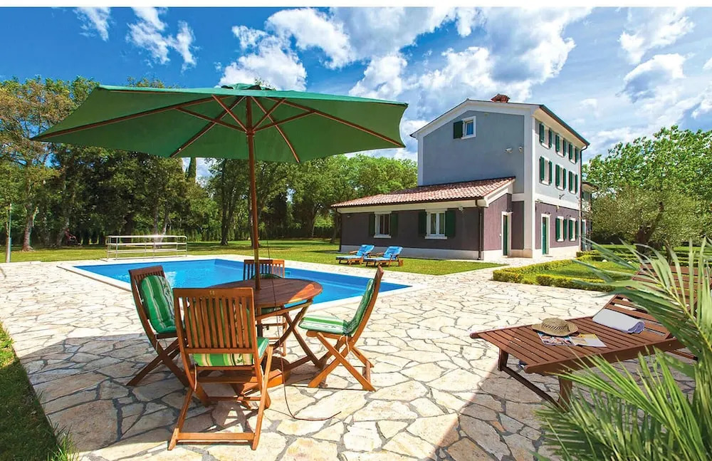Stunning Home in Valbandon With Wifi and 6 Bedrooms