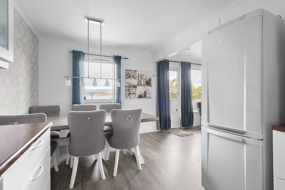 Lovely 4 Bedroom House With the View of Aurora