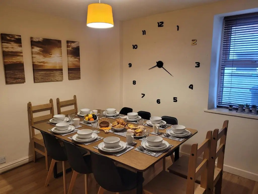 Large 5 bed town-centre home close to the beach, sleeps 9