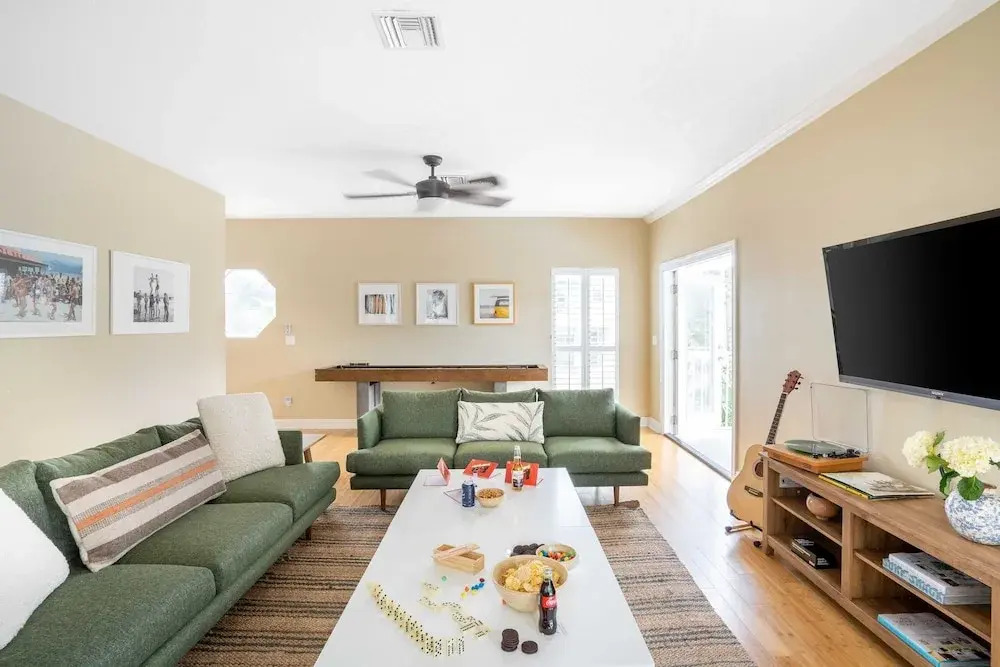 Hourglass by Avantstay Chic Beach Getaway w/ Pool & Two Large Balconies