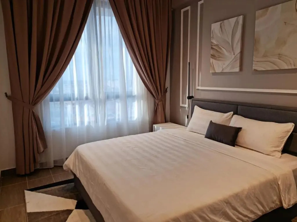 Zulanie Suite Troika Residence, SPACIOUS AND COZY WITH POOL, Free Wifi & Netflix in Golden Triangle of Kota Bharu