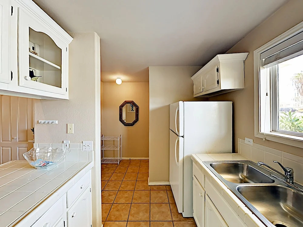 New Listing! Island W/ Pool, Walk To Beach 2 Bedroom Condo