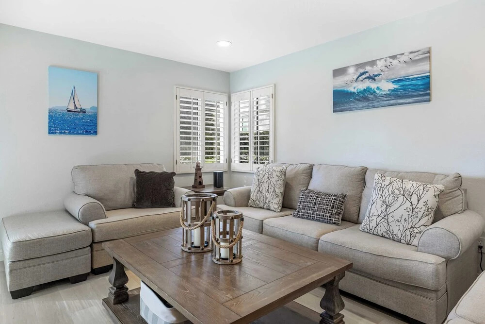 Walk to Beach Pool, Hot Tub, Private Patio, Parking Seabreeze Retreat