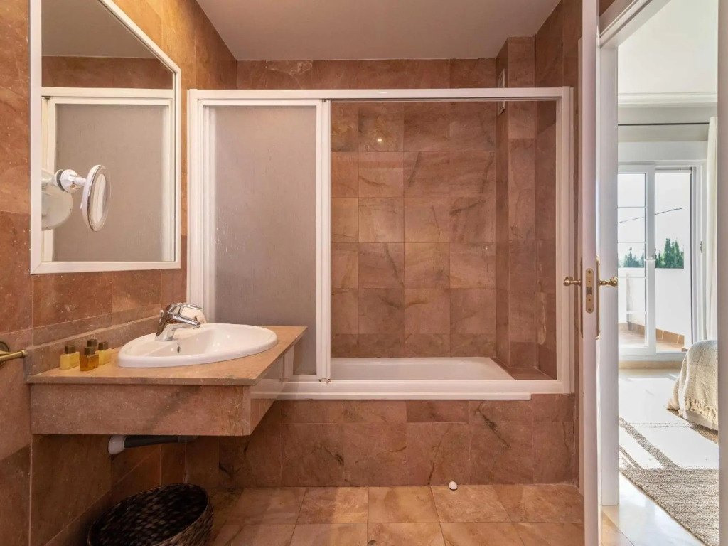 Puente Romano Modern flat, Best location in town