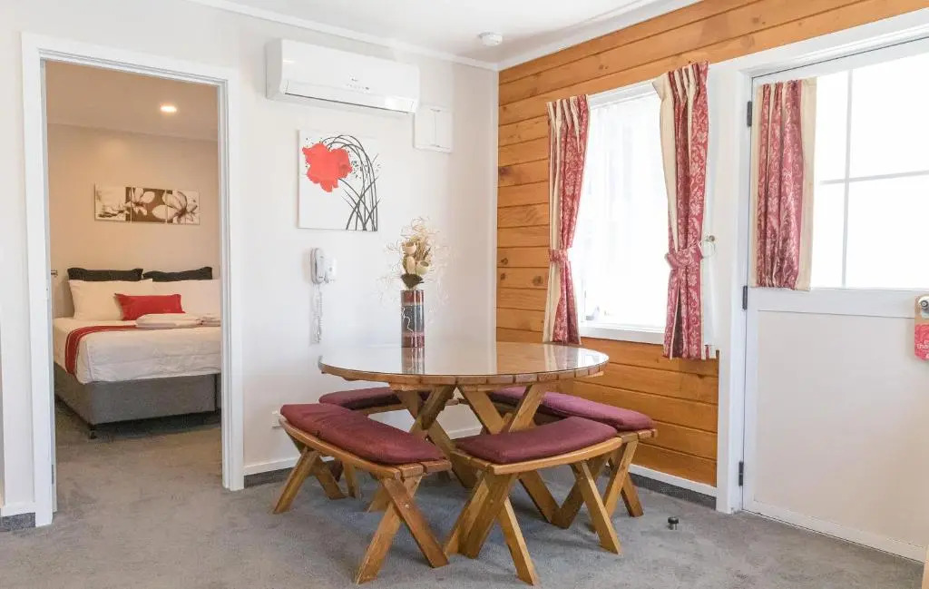 Tudor Park Motel Spacious with kitchens 1 minute walk to restaurant and shopping centre and Gisborne Hospital